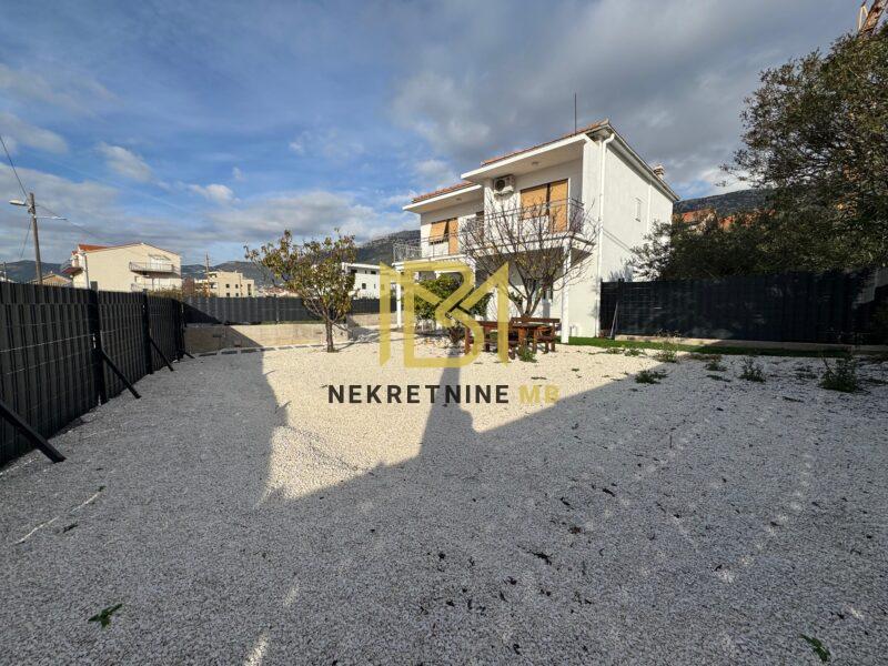 Prodajemo dvosoban stan s dnevnim boravkom i vrtom,Kaštel Lukšić