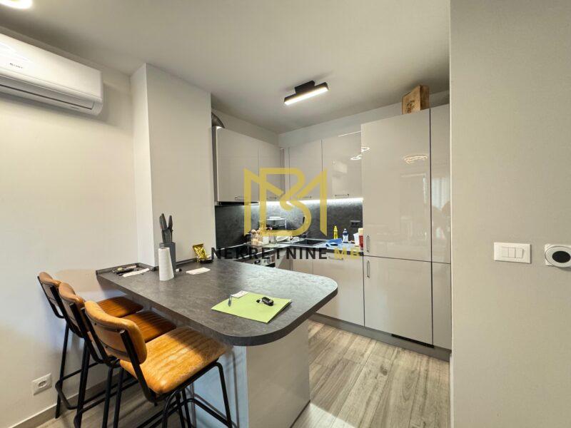 Namješten i useljiv jednosoban stan,vrt,2 garažna parking mjesta,