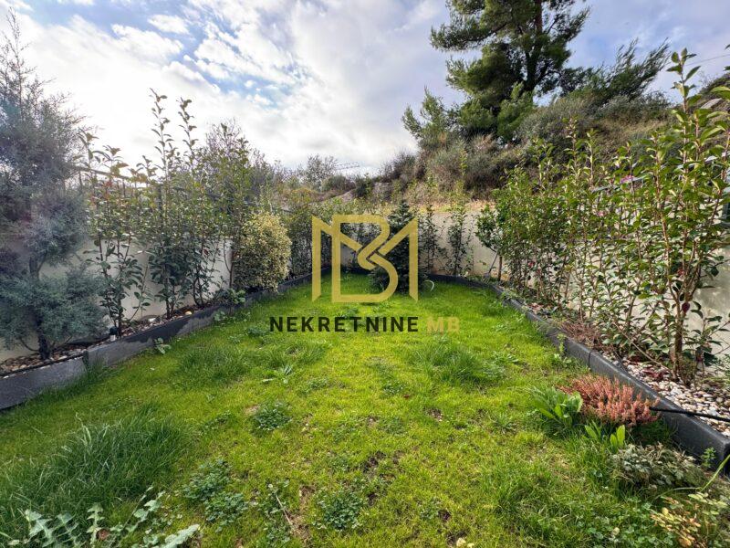 Namješten i useljiv jednosoban stan,vrt,2 garažna parking mjesta,