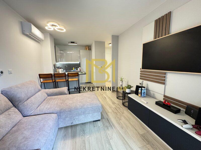 Namješten i useljiv jednosoban stan,vrt,2 garažna parking mjesta,