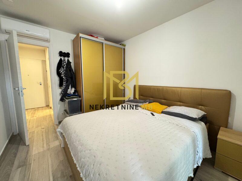 Namješten i useljiv jednosoban stan,vrt,2 garažna parking mjesta,