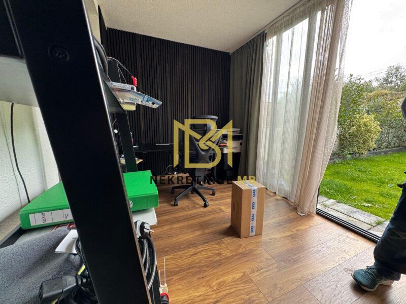 Namješten i useljiv jednosoban stan,vrt,2 garažna parking mjesta,