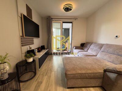 Namješten i useljiv jednosoban stan,vrt,2 garažna parking mjesta,