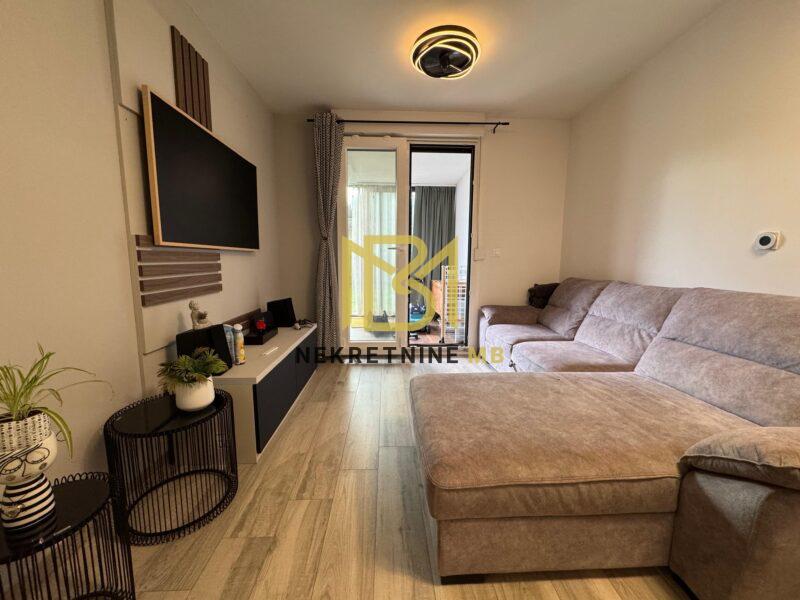 Namješten i useljiv jednosoban stan,vrt,2 garažna parking mjesta,