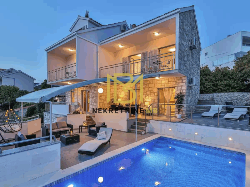 Ekskluzivno prodajemo uređenu i održavanu Vilu prvi red do mora 300m2