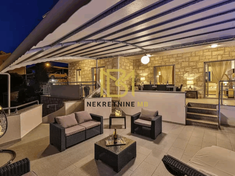 Ekskluzivno prodajemo uređenu i održavanu Vilu prvi red do mora 300m2