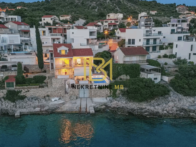 Ekskluzivno prodajemo uređenu i održavanu Vilu prvi red do mora 300m2