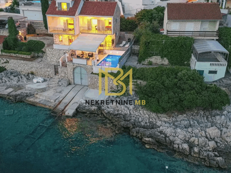 Ekskluzivno prodajemo uređenu i održavanu Vilu prvi red do mora 300m2