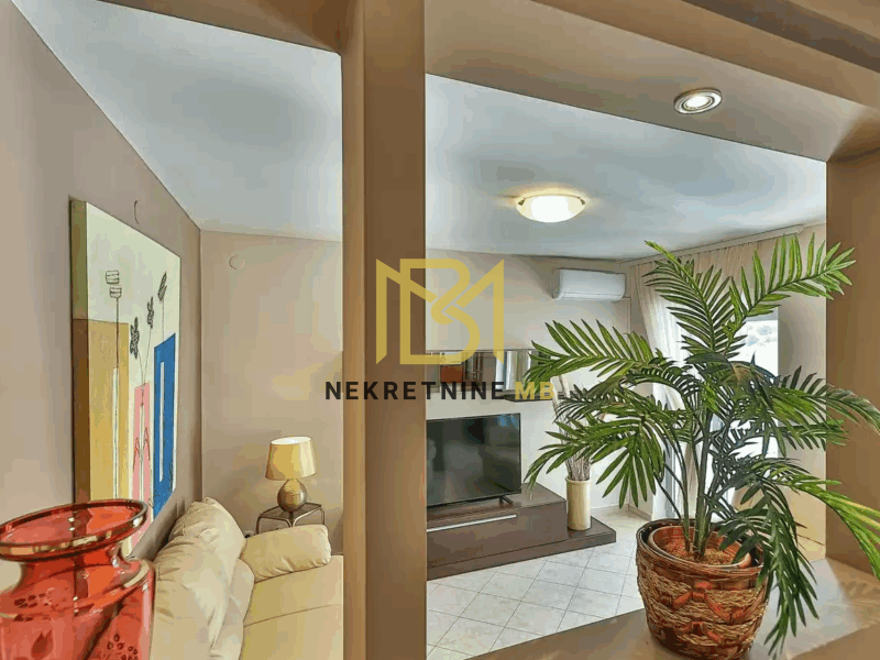 Ekskluzivno prodajemo uređenu i održavanu Vilu prvi red do mora 300m2