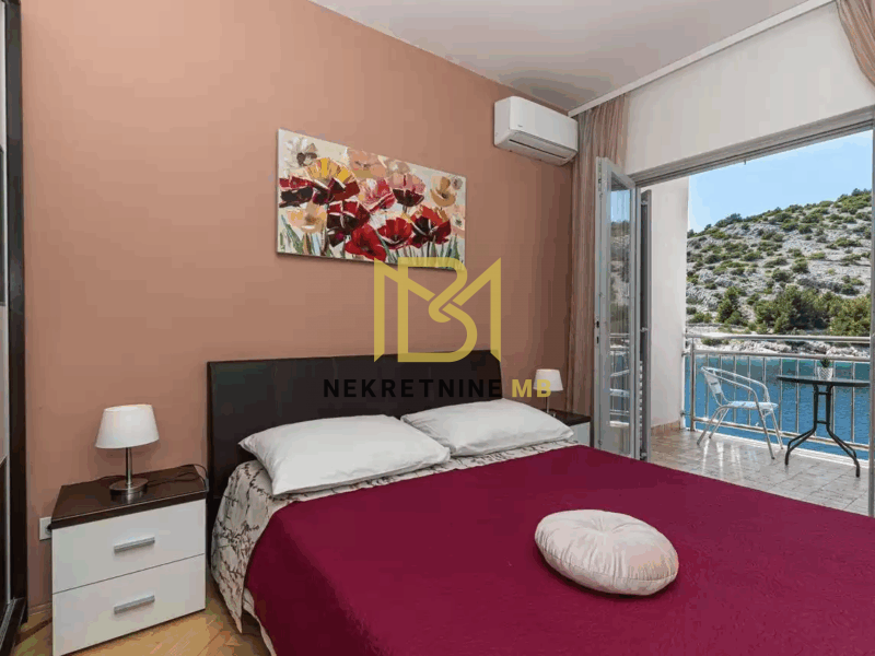 Ekskluzivno prodajemo uređenu i održavanu Vilu prvi red do mora 300m2