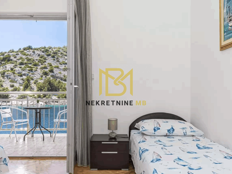 Ekskluzivno prodajemo uređenu i održavanu Vilu prvi red do mora 300m2