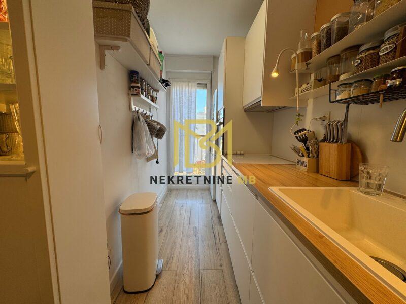 Prodajemo novuređen i namješten dvosobni stan s garažnim mjestom,Gripe