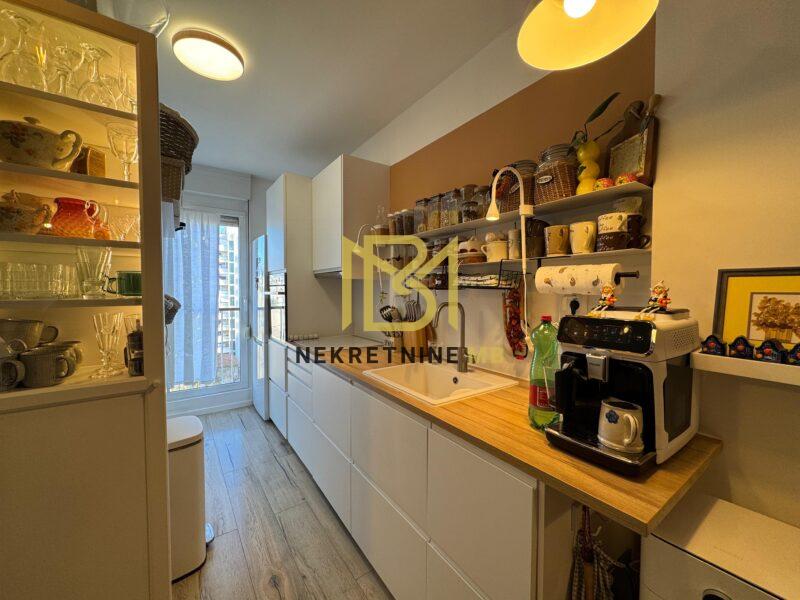 Prodajemo novuređen i namješten dvosobni stan s garažnim mjestom,Gripe