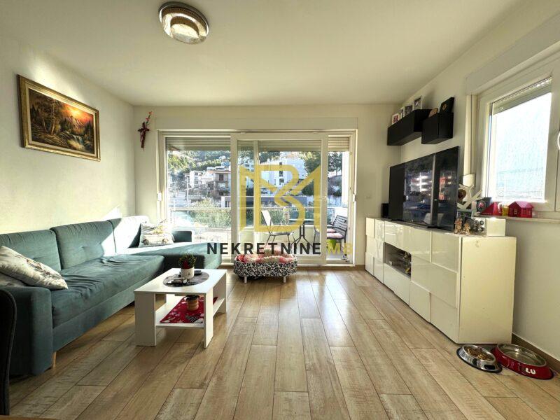 Ekskluzivno prodajemo uređen dvosoban stan s dnevnim b. i parking mj. 57,5m2