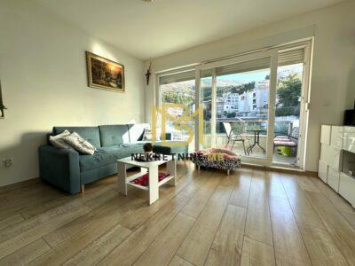 Ekskluzivno prodajemo uređen dvosoban stan s dnevnim b. i parking mj. 57,5m2