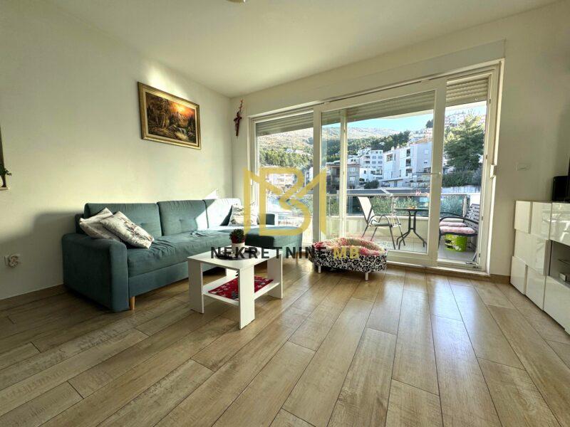 Ekskluzivno prodajemo uređen dvosoban stan s dnevnim b. i parking mj. 57,5m2