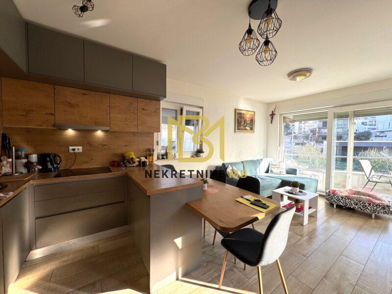 Ekskluzivno prodajemo uređen dvosoban stan s dnevnim b. i parking mj. 57,5m2