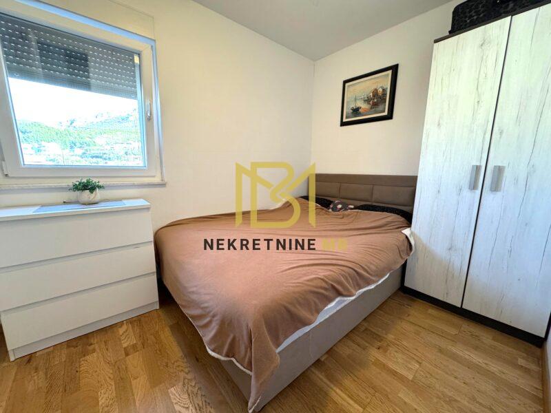 Ekskluzivno prodajemo uređen dvosoban stan s dnevnim b. i parking mj. 57,5m2