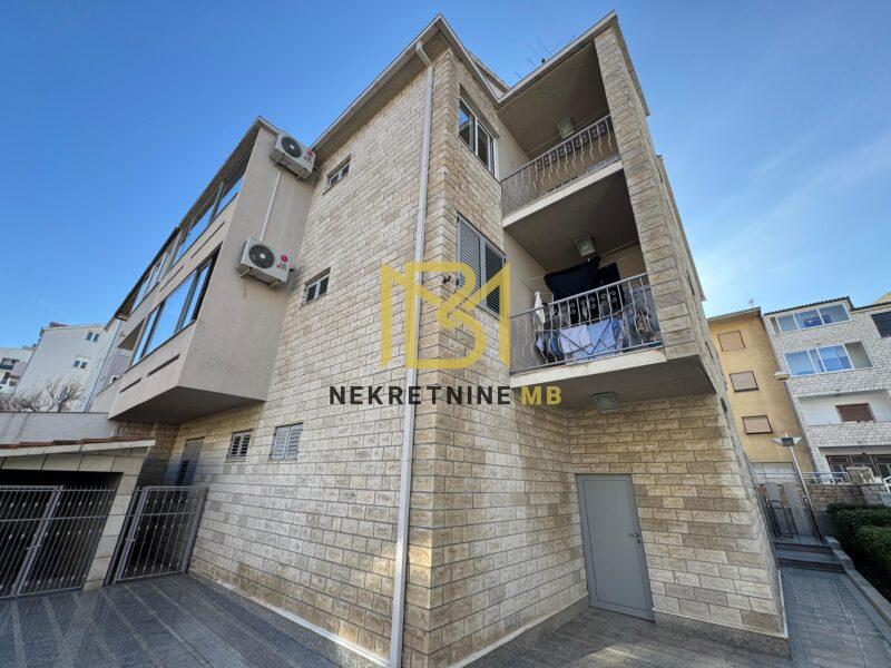 Ekskluzivno prodajemo kuću 450m2 s duplom garažom+2PM u Splitu