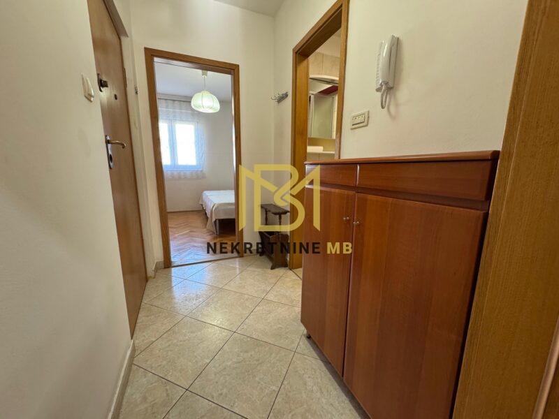 Prodajemo useljiv jednosoban stan s dnevnim b. i parkingom,40m2