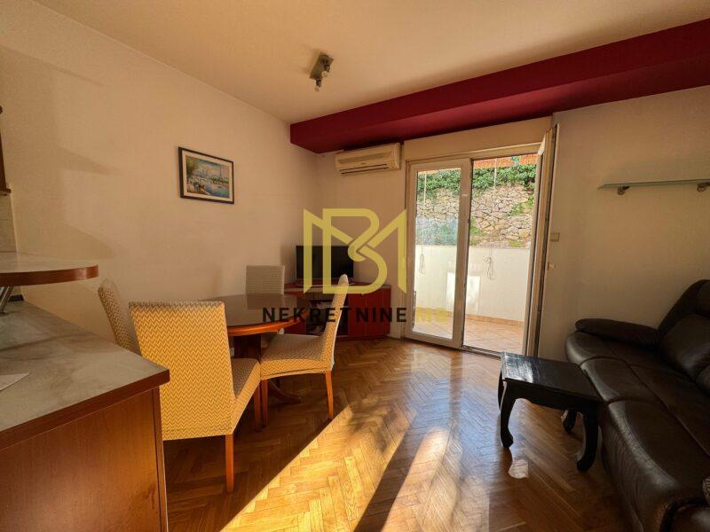 Prodajemo useljiv jednosoban stan s dnevnim b. i parkingom,40m2