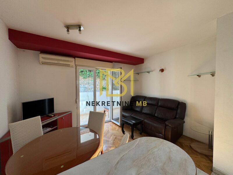 Prodajemo useljiv jednosoban stan s dnevnim b. i parkingom,40m2