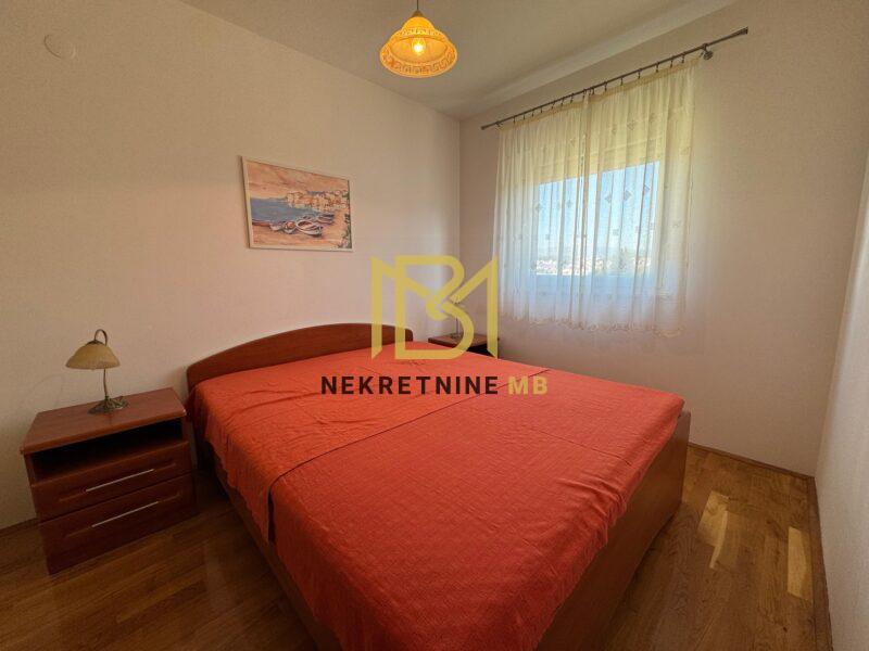 Prodajemo namješten dvosoban stan s parkingom 56m2