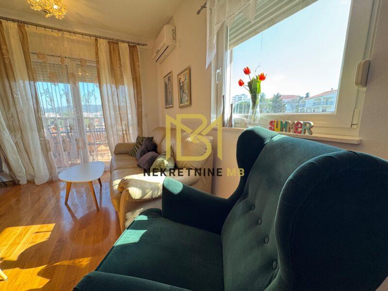 Prodajemo namješten dvosoban stan s parkingom 56m2