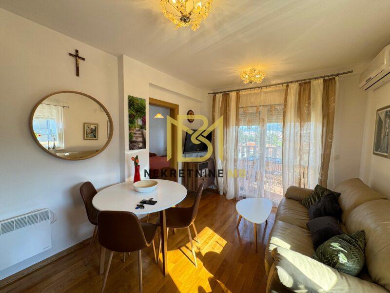 Prodajemo namješten dvosoban stan s parkingom 56m2