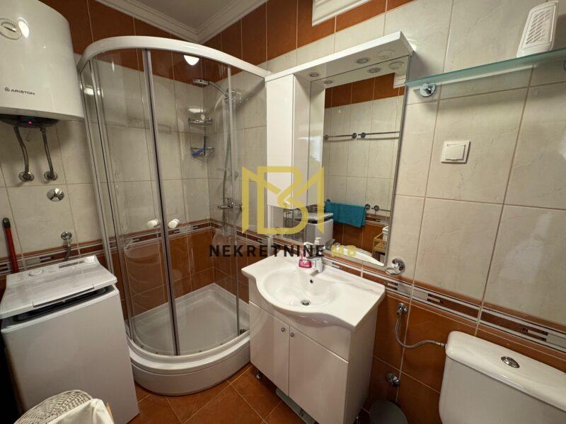 Prodajemo namješten dvosoban stan s parkingom 56m2