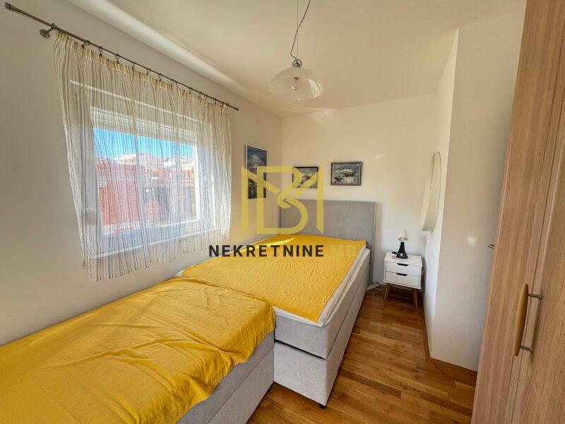 Prodajemo namješten dvosoban stan s parkingom 56m2