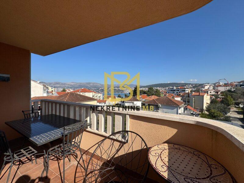 Prodajemo namješten dvosoban stan s parkingom 56m2