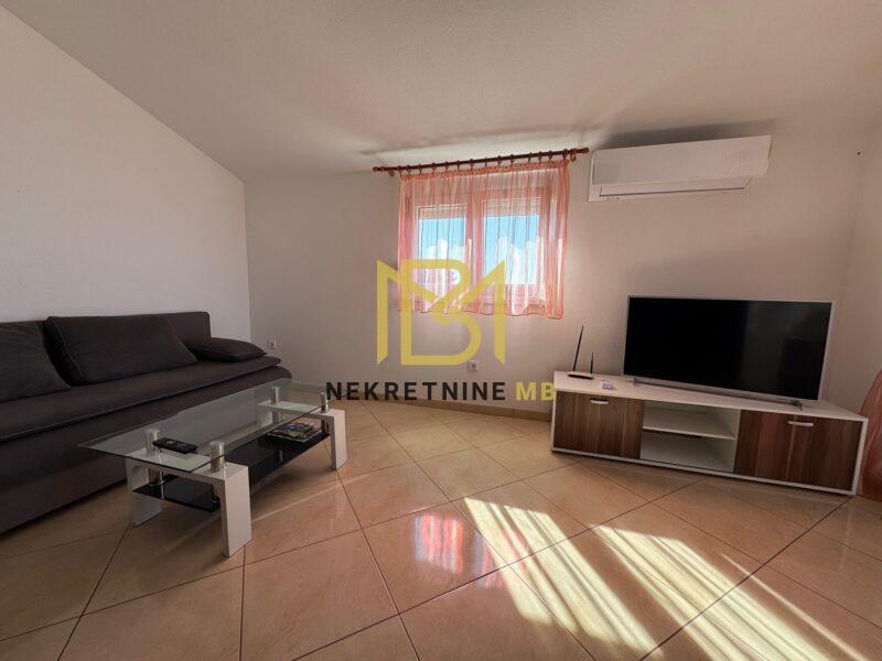 Prodajemo namješten dvosoban stan s parkingom,Okrug Gornji,72m2