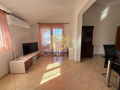 Prodajemo namješten dvosoban stan s parkingom,Okrug Gornji,72m2