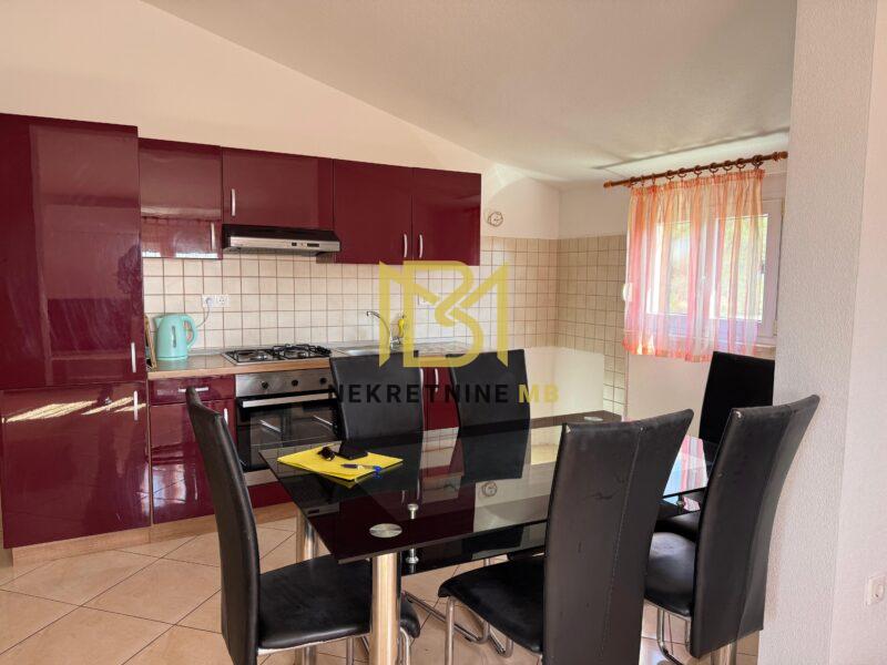 Prodajemo namješten dvosoban stan s parkingom,Okrug Gornji,72m2