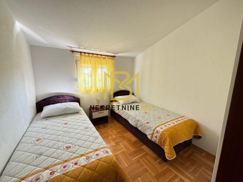 Prodajemo namješten dvosoban stan s parkingom,Okrug Gornji,72m2