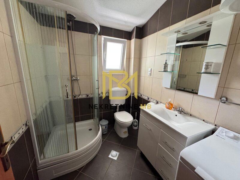 Prodajemo namješten dvosoban stan s parkingom,Okrug Gornji,72m2