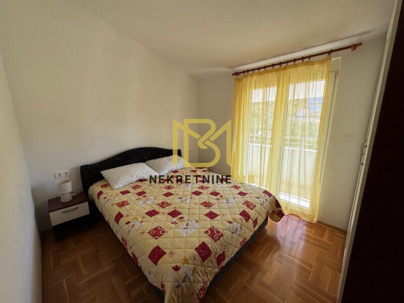 Prodajemo namješten dvosoban stan s parkingom,Okrug Gornji,72m2