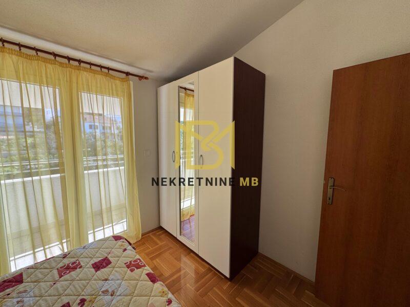 Prodajemo namješten dvosoban stan s parkingom,Okrug Gornji,72m2