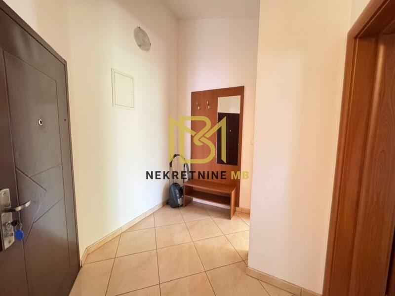 Prodajemo namješten dvosoban stan s parkingom,Okrug Gornji,72m2