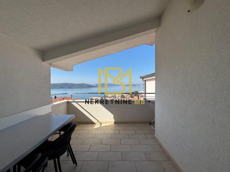 Prodajemo namješten dvosoban stan s parkingom,Okrug Gornji,72m2