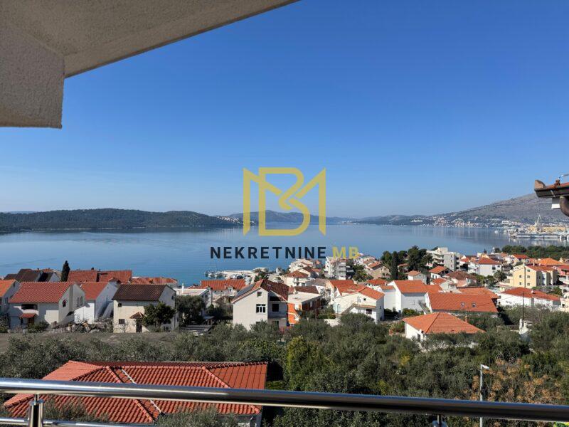 Prodajemo namješten dvosoban stan s parkingom,Okrug Gornji,72m2