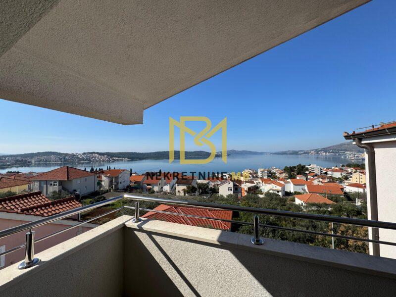 Prodajemo namješten dvosoban stan s parkingom,Okrug Gornji,72m2