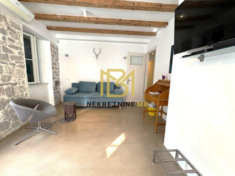 Prodajemo namješten i uređen jednosoban stan u Centru grada,50m2