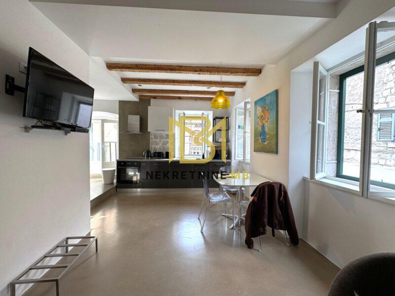 Prodajemo namješten i uređen jednosoban stan u Centru grada,50m2