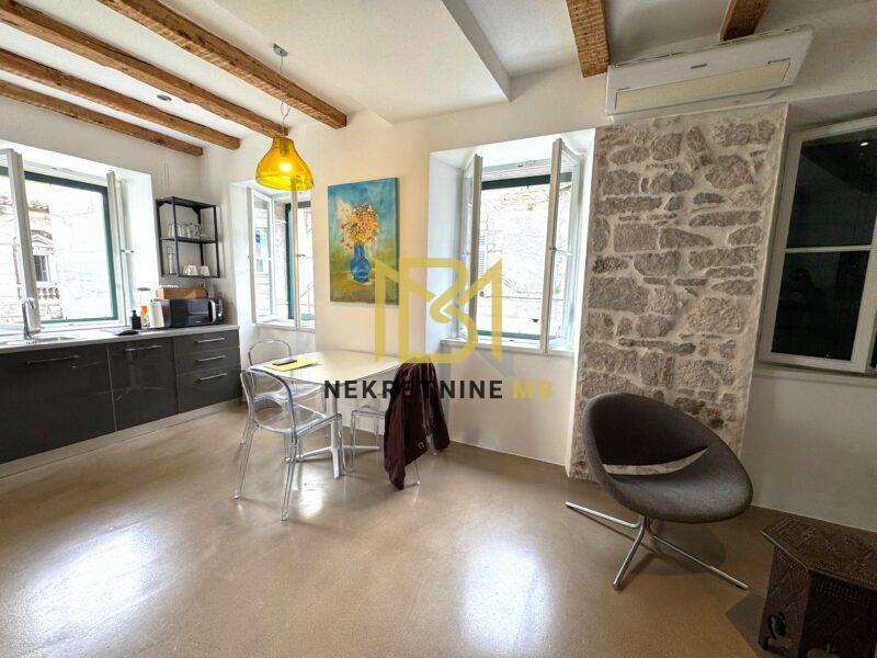 Prodajemo namješten i uređen jednosoban stan u Centru grada,50m2