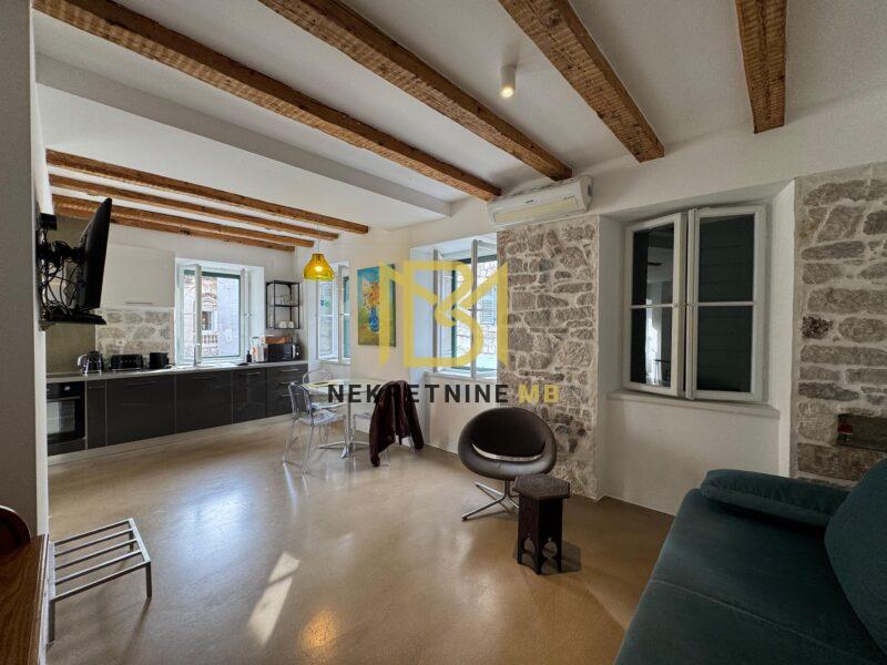 Prodajemo namješten i uređen jednosoban stan u Centru grada,50m2