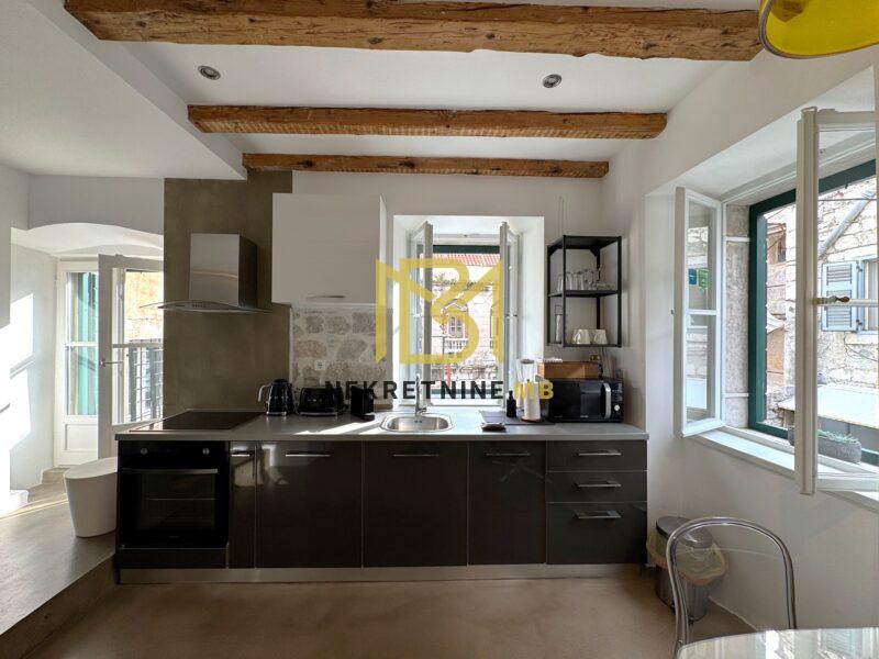 Prodajemo namješten i uređen jednosoban stan u Centru grada,50m2