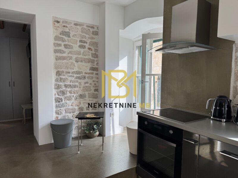 Prodajemo namješten i uređen jednosoban stan u Centru grada,50m2