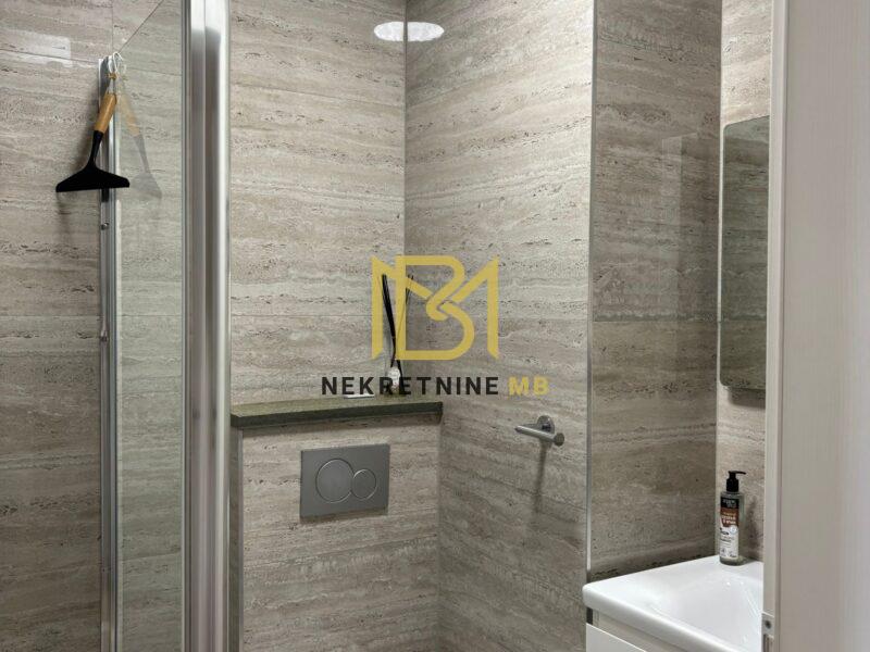 Iznajmljujemo jednosoban stan na Žnjanu s garažom, prvi red do mora, 60m2